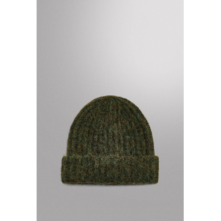 Шапка из структурированного вязаного материала