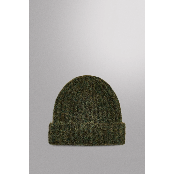 Шапка из структурированного вязаного материала