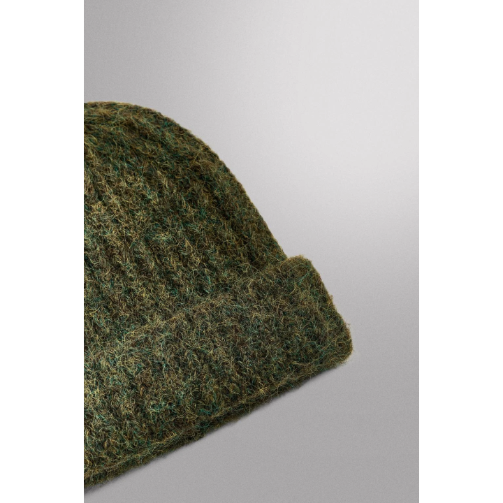 Шапка из структурированного вязаного материала