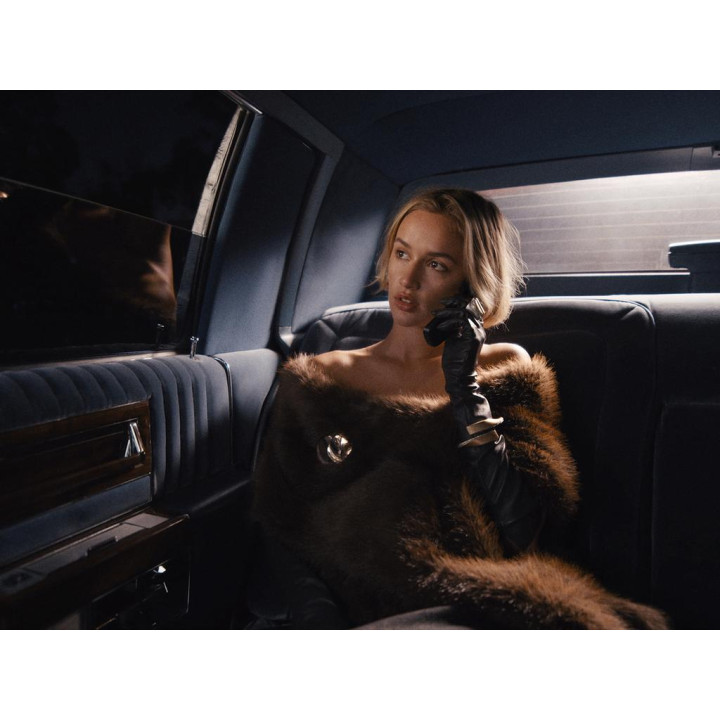 ОДНОТОННЫЙ ШАРФ ИЗ ИСКУССТВЕННОГО МЕХА С БАХРОМОЙ