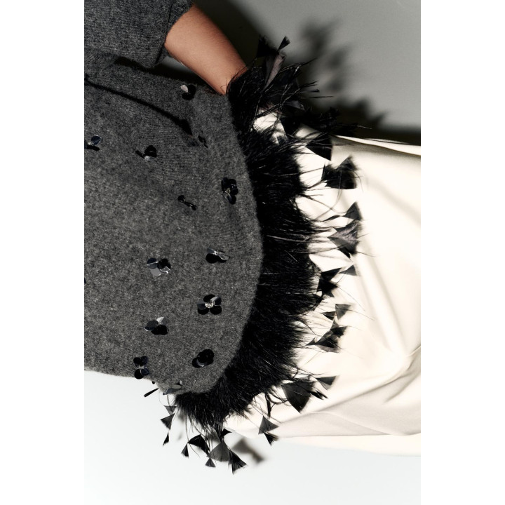 СВИТЕР ИЗ ШЕРСТИ С ПАЙЕТКАМИ И ПЕРЬЯМИ