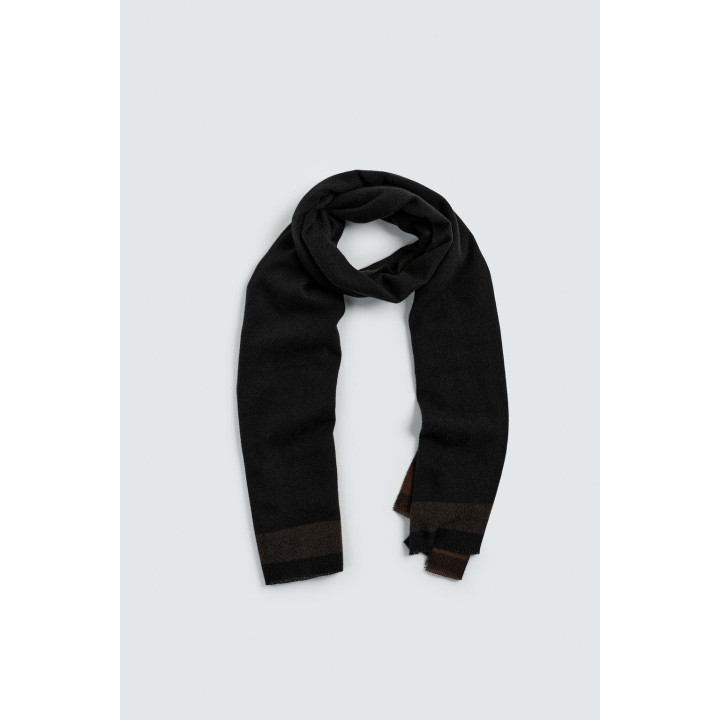 Шарф с контрастной отделкой