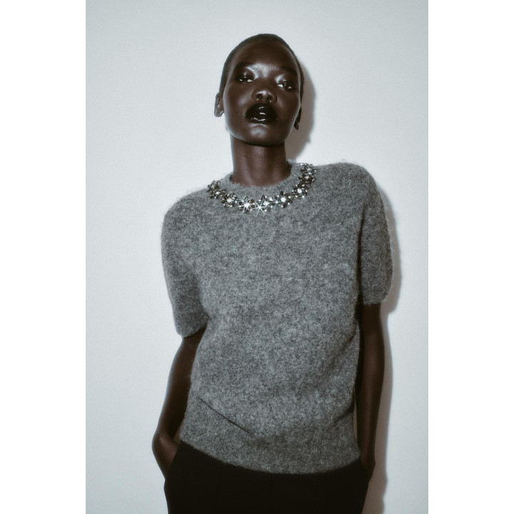 Пуловер с короткими рукавами и бисерными бусинами