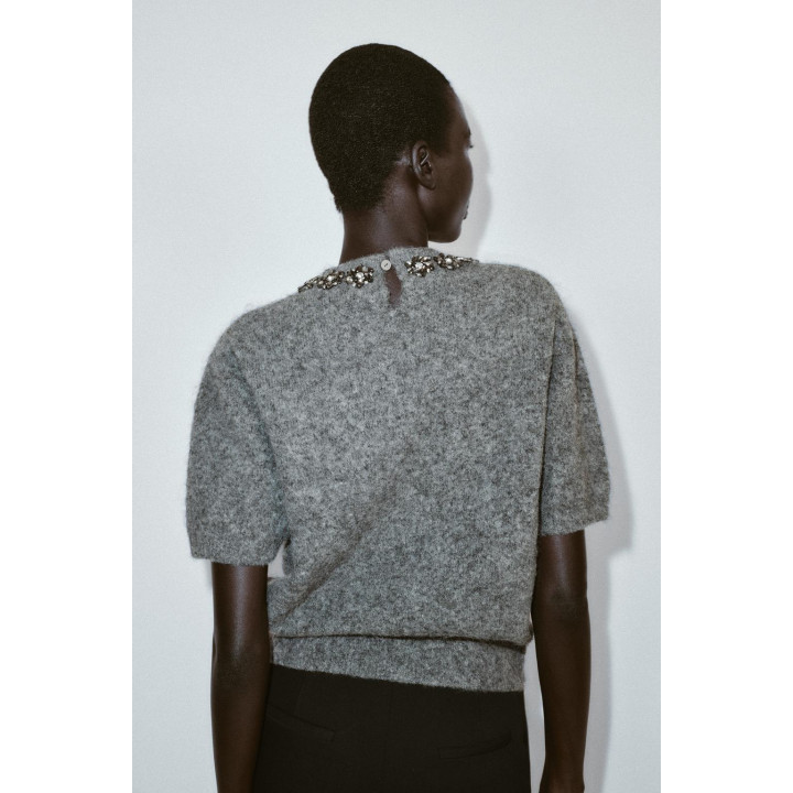 Пуловер с короткими рукавами и бисерными бусинами