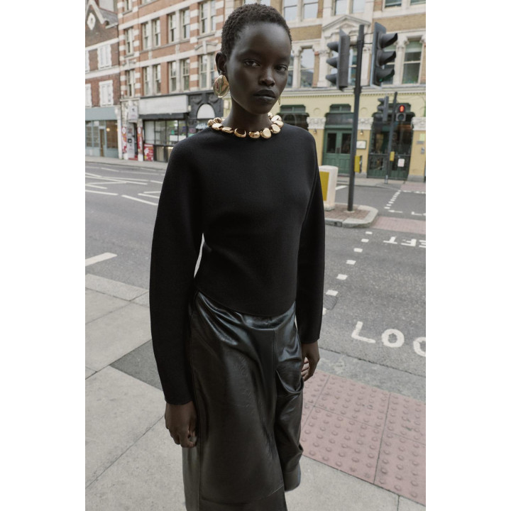 ДЖЕМПЕР ВЯЗАНЫЙ С БУСИНАМИ НА ВОРОТНИКЕ