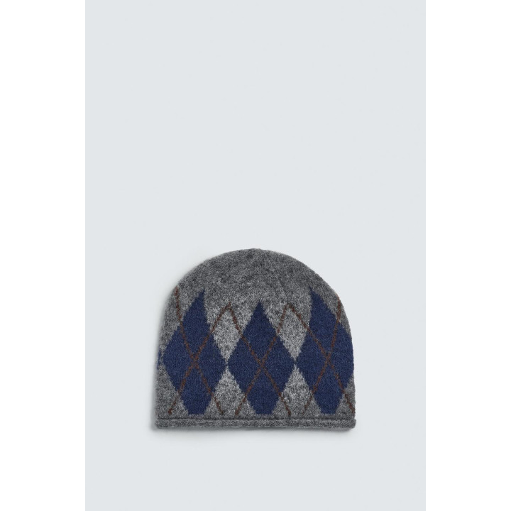 Шапка с жаккардовым узором аргайл