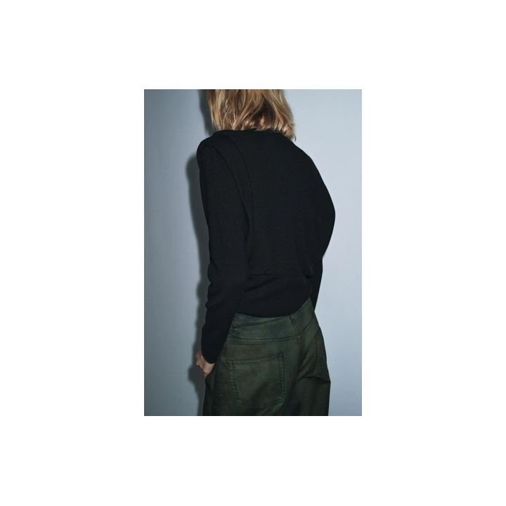 ВЯЗАНЫЙ СВИТЕР С ПОГОНАМИ