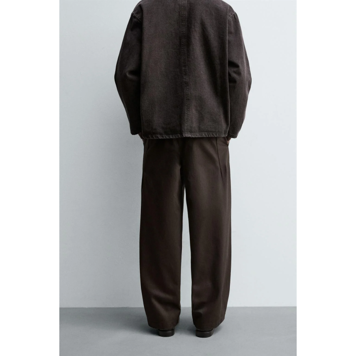 Широкие брюки-чино с защипами