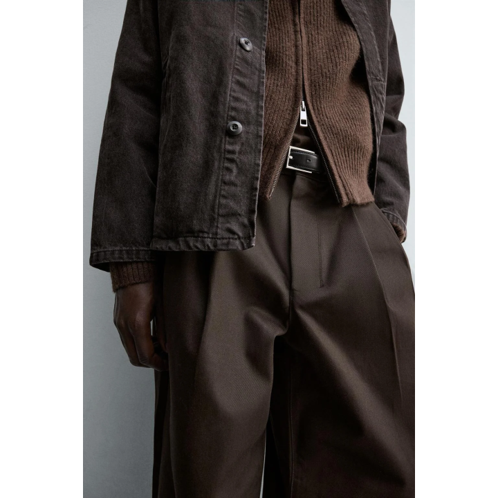 Широкие брюки-чино с защипами