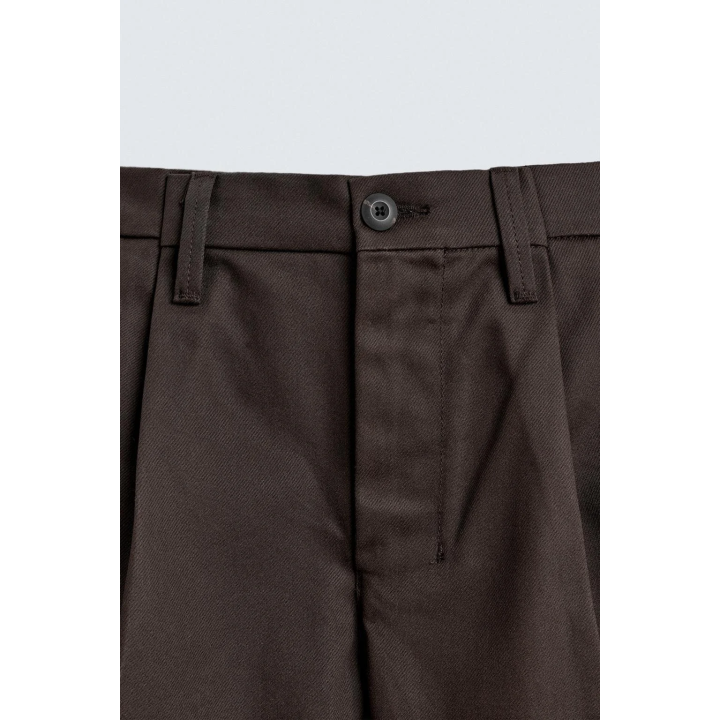 Широкие брюки-чино с защипами