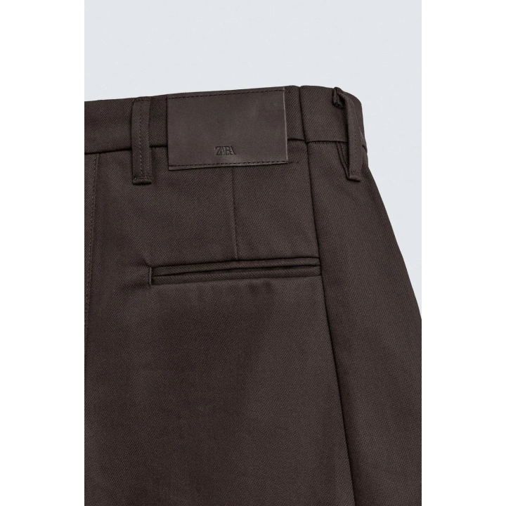 Широкие брюки-чино с защипами