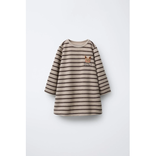 ПЛАТЬЕ ИЗ МЯГКОЙ ТКАНИ В ПОЛОСКУ С МАХРОВОЙ АППЛИКАЦИЕЙ