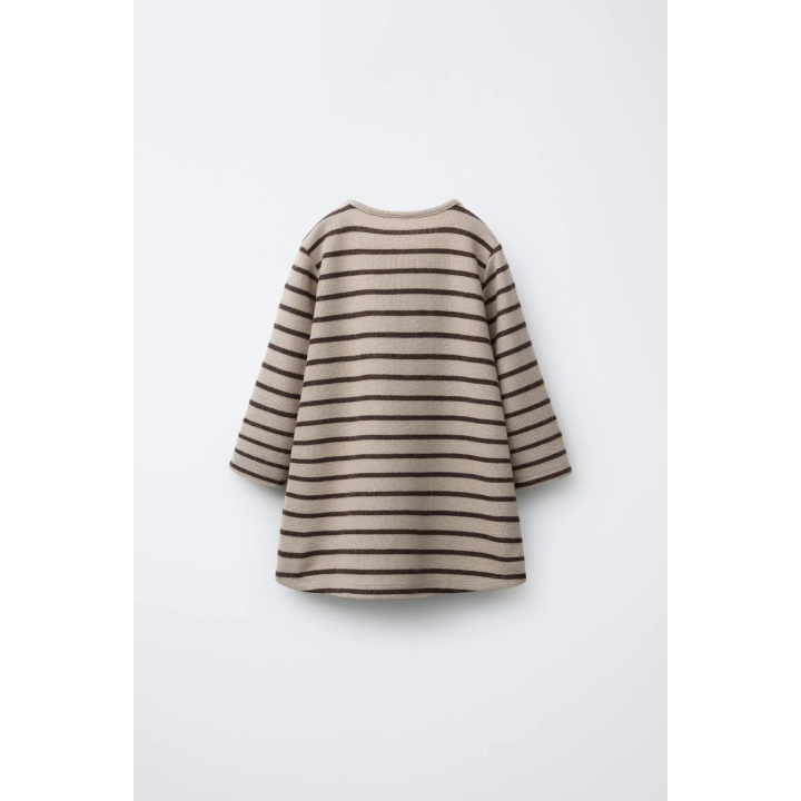 ПЛАТЬЕ ИЗ МЯГКОЙ ТКАНИ В ПОЛОСКУ С МАХРОВОЙ АППЛИКАЦИЕЙ