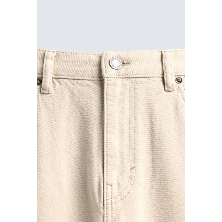 Джинсы с узкими бедрами и зауженными штанинами