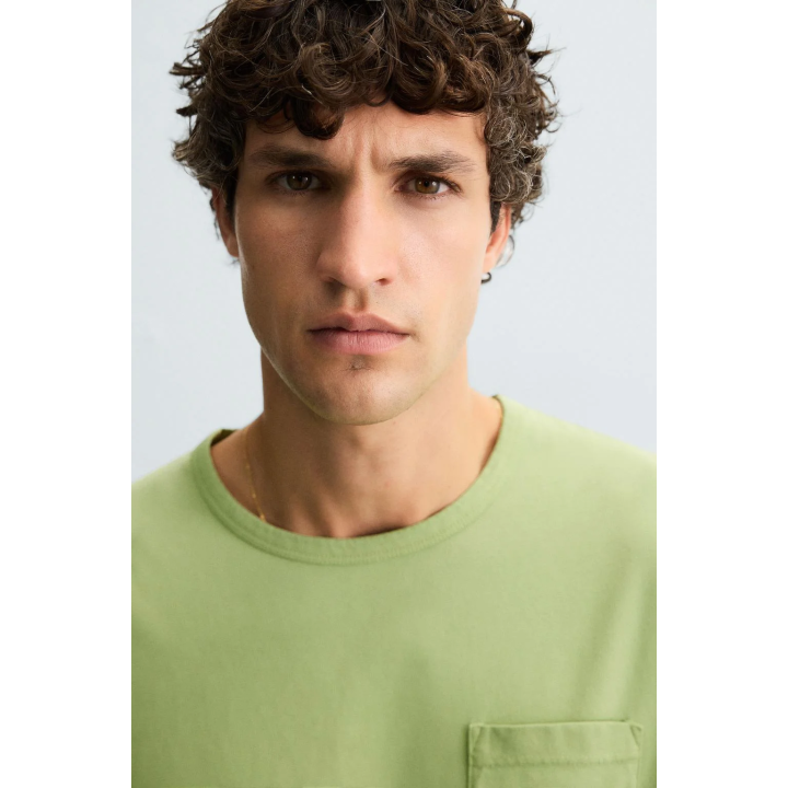 ФУТБОЛКА С КАРМАНОМ И ЭФФЕКТОМ СТИРКИ