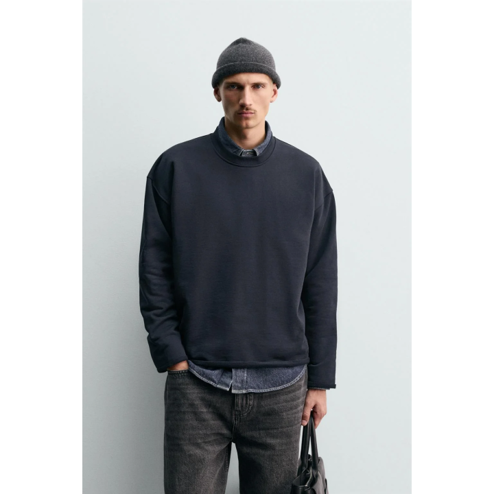 ТОЛСТОВКА С КРУГЛЫМ ВЫРЕЗОМ И НЕРОВНЫМИ КРАЯМИ