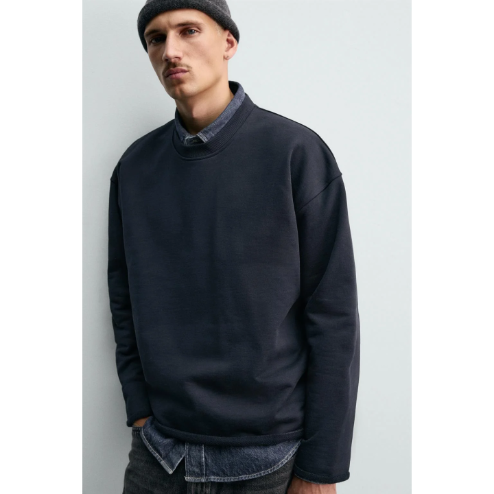 ТОЛСТОВКА С КРУГЛЫМ ВЫРЕЗОМ И НЕРОВНЫМИ КРАЯМИ