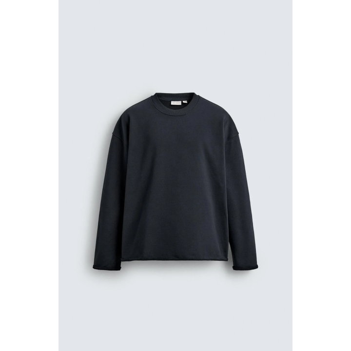 ТОЛСТОВКА С КРУГЛЫМ ВЫРЕЗОМ И НЕРОВНЫМИ КРАЯМИ