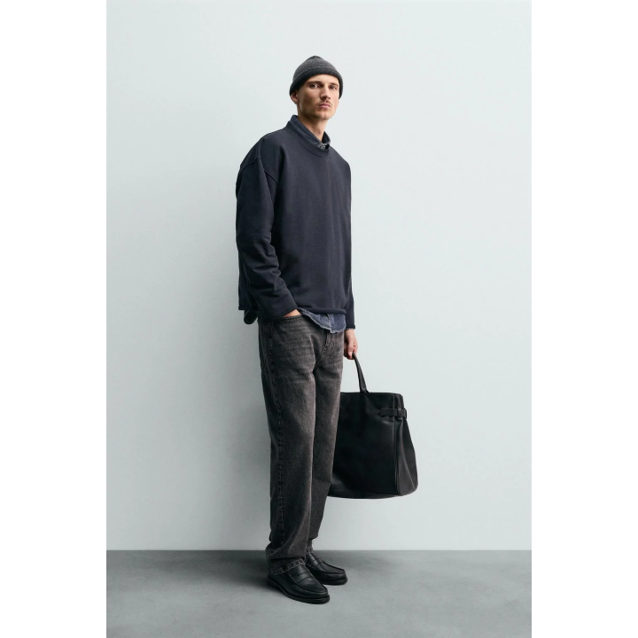 ТОЛСТОВКА С КРУГЛЫМ ВЫРЕЗОМ И НЕРОВНЫМИ КРАЯМИ