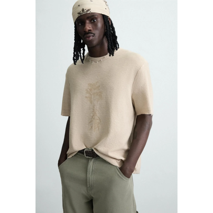 ТРИКОТАЖНАЯ ФУТБОЛКА С ПРИНТОМ-СПРЕЕМ