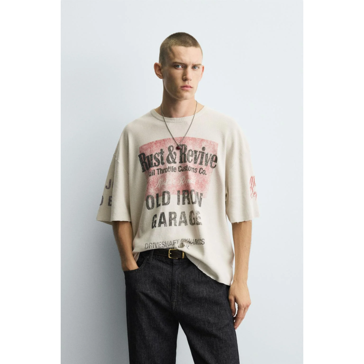 ТРИКОТАЖНАЯ ФУТБОЛКА С ПРИНТОМ И ЭФФЕКТОМ СТИРКИ