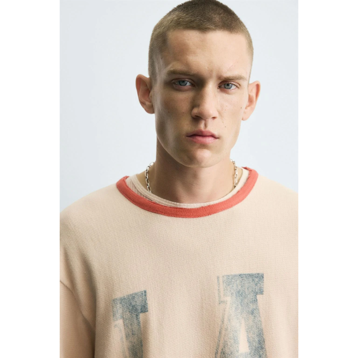 ТРИКОТАЖНАЯ ФУТБОЛКА С ВЫСТИРАННЫМ ПРИНТОМ