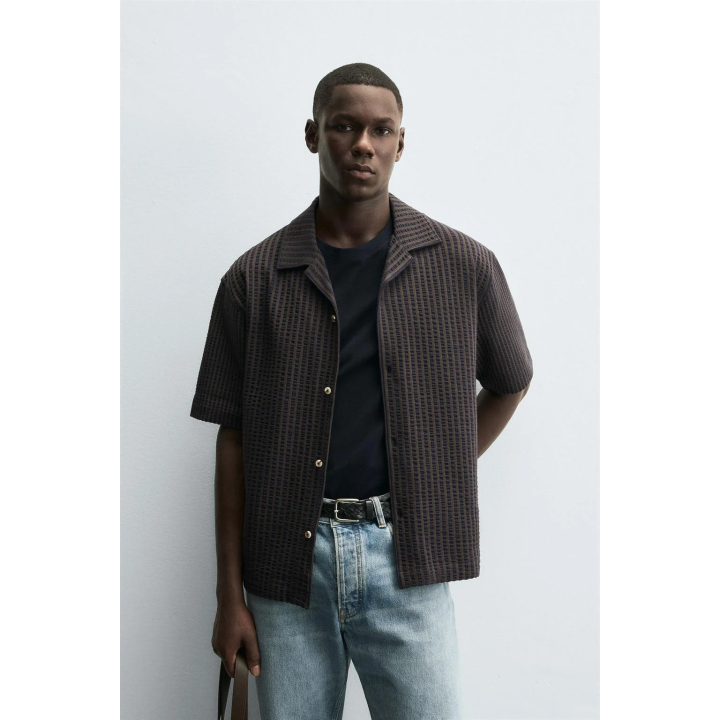 КОМФОРТНАЯ РУБАШКА ИЗ ЖАТОЙ ТКАНИ