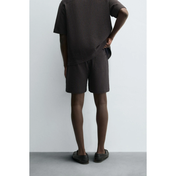 КОМФОРТНЫЕ ШОРТЫ-БЕРМУДЫ В ПОЛОСКУ ИЗ СЕЕРСАКЕРА