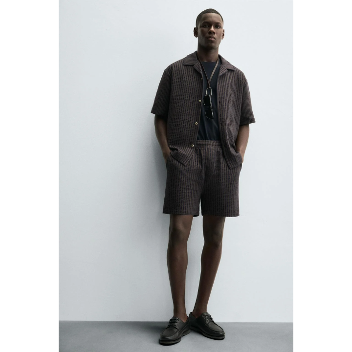 КОМФОРТНЫЕ ШОРТЫ-БЕРМУДЫ В ПОЛОСКУ ИЗ СЕЕРСАКЕРА