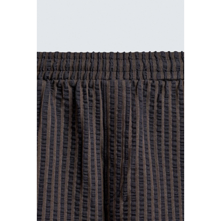 КОМФОРТНЫЕ ШОРТЫ-БЕРМУДЫ В ПОЛОСКУ ИЗ СЕЕРСАКЕРА