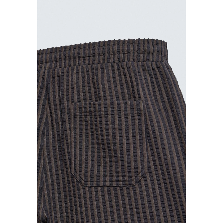 КОМФОРТНЫЕ ШОРТЫ-БЕРМУДЫ В ПОЛОСКУ ИЗ СЕЕРСАКЕРА