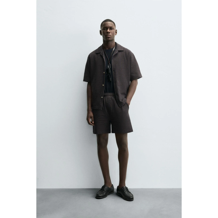 КОМФОРТНЫЕ ШОРТЫ-БЕРМУДЫ В ПОЛОСКУ ИЗ СЕЕРСАКЕРА