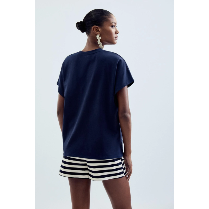 ФУТБОЛКА СО СПУЩЕННЫМИ ПЛЕЧЕВЫМИ ШВАМИ