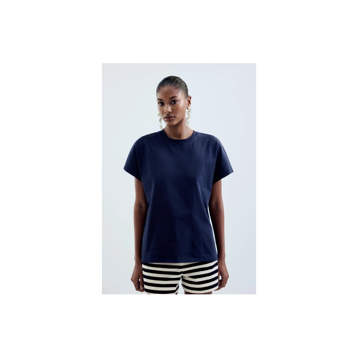 ФУТБОЛКА СО СПУЩЕННЫМИ ПЛЕЧЕВЫМИ ШВАМИ