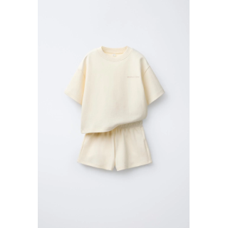 КОМПЛЕКТ ИЗ ФУТБОЛКИ И ШОРТОВ-БЕРМУДОВ ИНТЕРЛОК С НАДПИСЬЮ