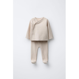 КОМПЛЕКТ ИЗ ФУТБОЛКИ И ЛЕГИНСОВ С РЕЛЬЕФНЫМ УЗОРОМ