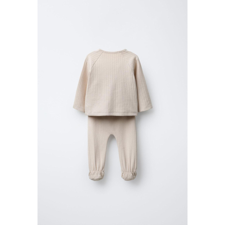 КОМПЛЕКТ ИЗ ФУТБОЛКИ И ЛЕГИНСОВ С РЕЛЬЕФНЫМ УЗОРОМ