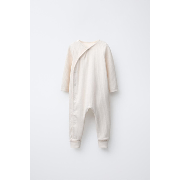 КОМБИНЕЗОН С РЕГУЛИРУЕМЫМИ ШТАНИНАМИ И V-ОБРАЗНЫМ ВЫРЕЗОМ