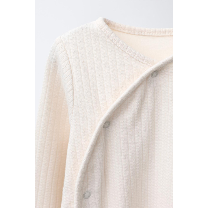 КОМБИНЕЗОН С РЕГУЛИРУЕМЫМИ ШТАНИНАМИ И V-ОБРАЗНЫМ ВЫРЕЗОМ