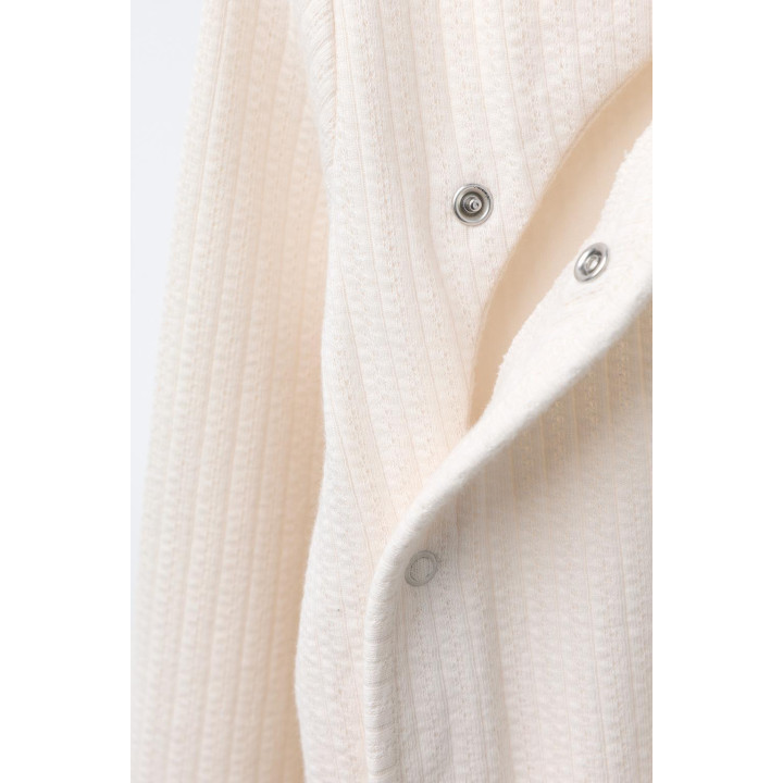 КОМБИНЕЗОН С РЕГУЛИРУЕМЫМИ ШТАНИНАМИ И V-ОБРАЗНЫМ ВЫРЕЗОМ