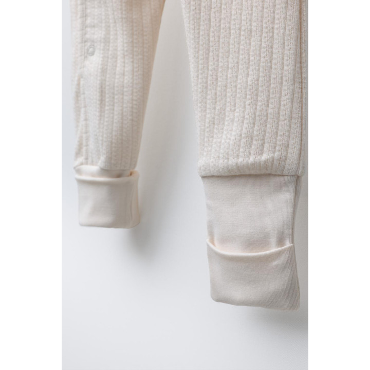 КОМБИНЕЗОН С РЕГУЛИРУЕМЫМИ ШТАНИНАМИ И V-ОБРАЗНЫМ ВЫРЕЗОМ