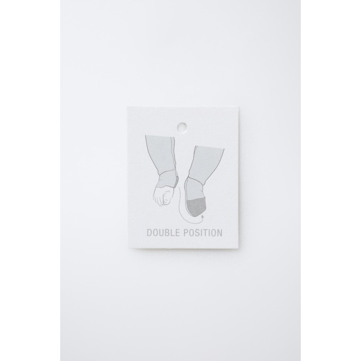 КОМБИНЕЗОН С РЕГУЛИРУЕМЫМИ ШТАНИНАМИ И V-ОБРАЗНЫМ ВЫРЕЗОМ