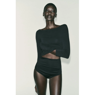 ФУТБОЛКА С ВЫРЕЗОМ «ЛОДОЧКА»