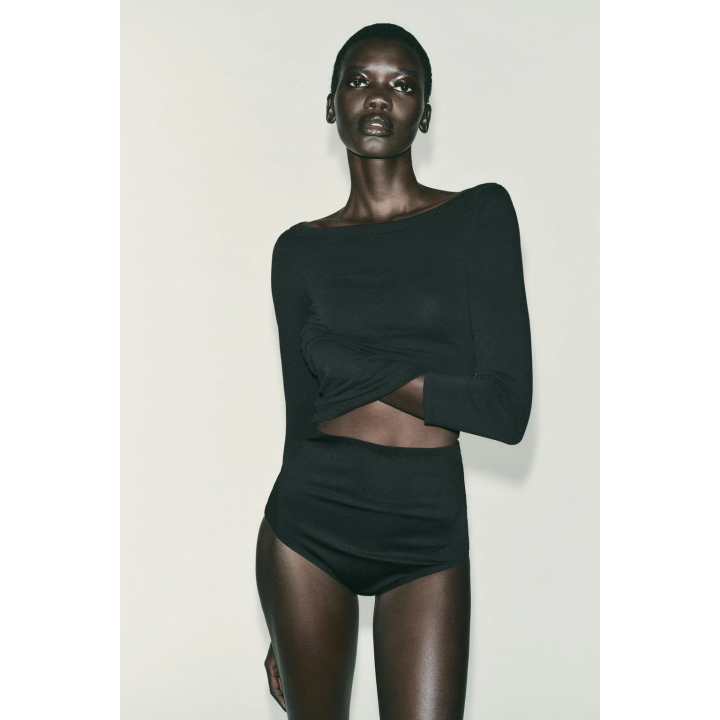 ФУТБОЛКА С ВЫРЕЗОМ «ЛОДОЧКА»