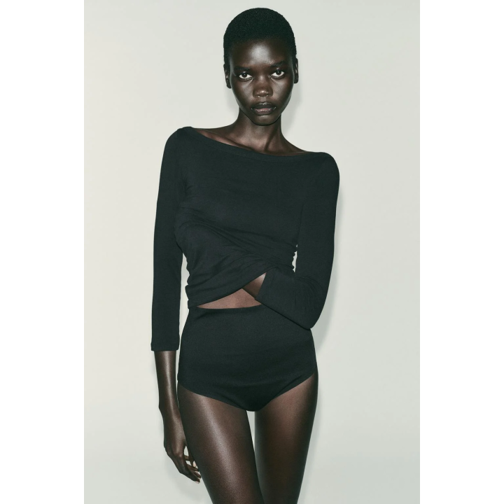 ФУТБОЛКА С ВЫРЕЗОМ «ЛОДОЧКА»