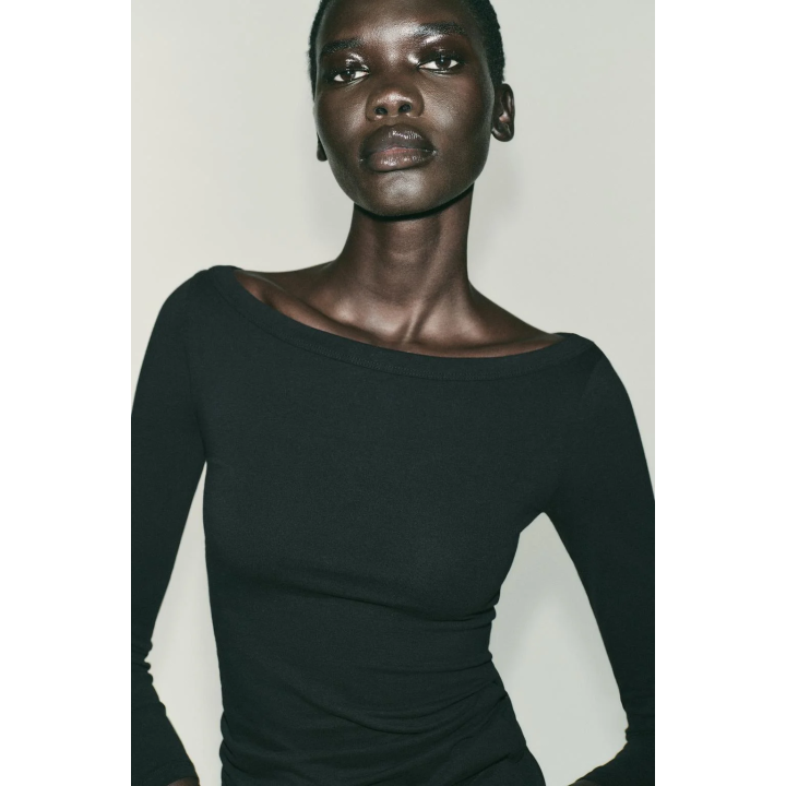 ФУТБОЛКА С ВЫРЕЗОМ «ЛОДОЧКА»