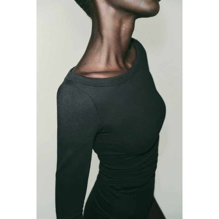 ФУТБОЛКА С ВЫРЕЗОМ «ЛОДОЧКА»