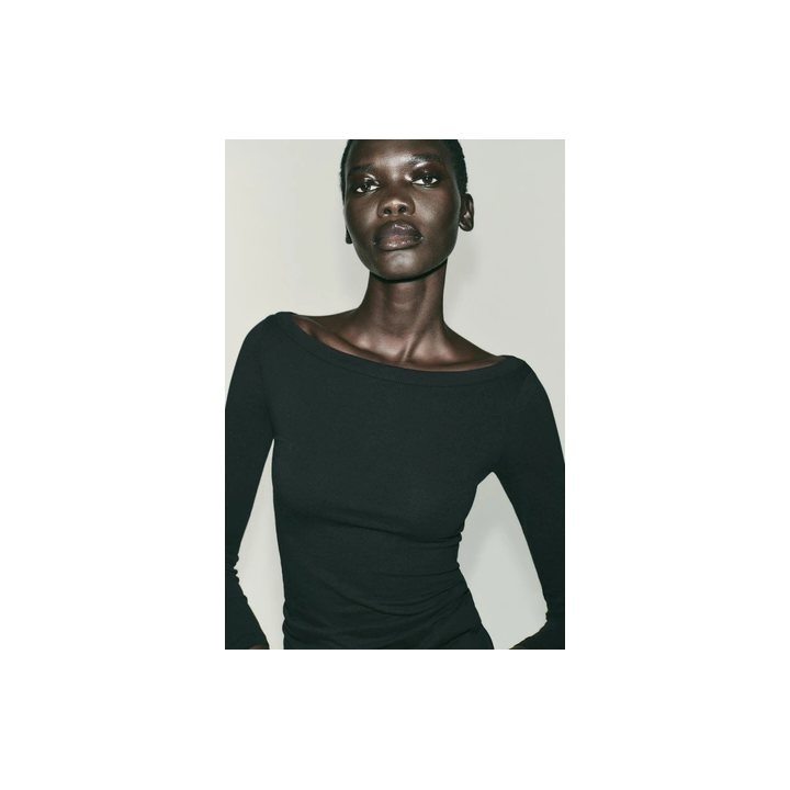 ФУТБОЛКА С ВЫРЕЗОМ «ЛОДОЧКА»