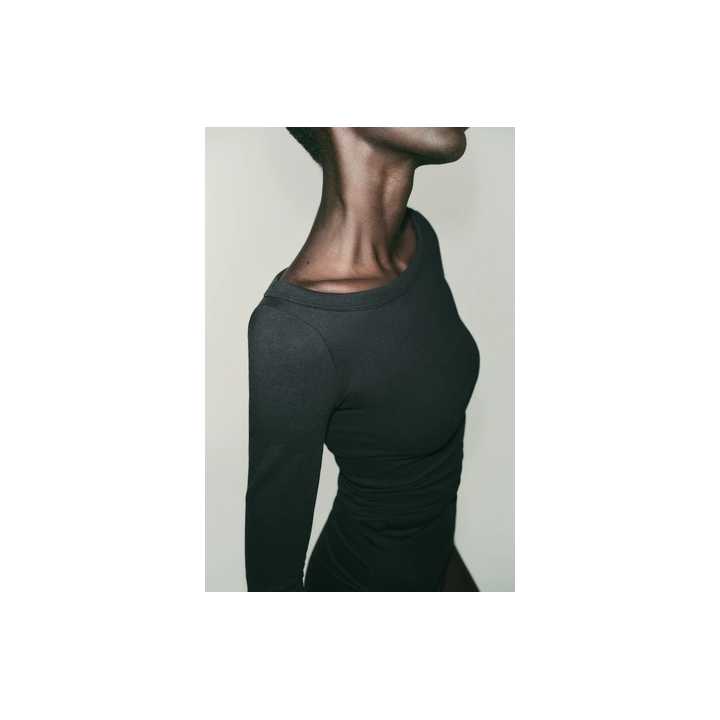 ФУТБОЛКА С ВЫРЕЗОМ «ЛОДОЧКА»