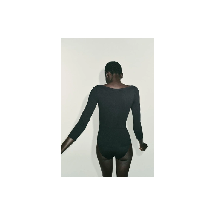 ФУТБОЛКА С ВЫРЕЗОМ «ЛОДОЧКА»